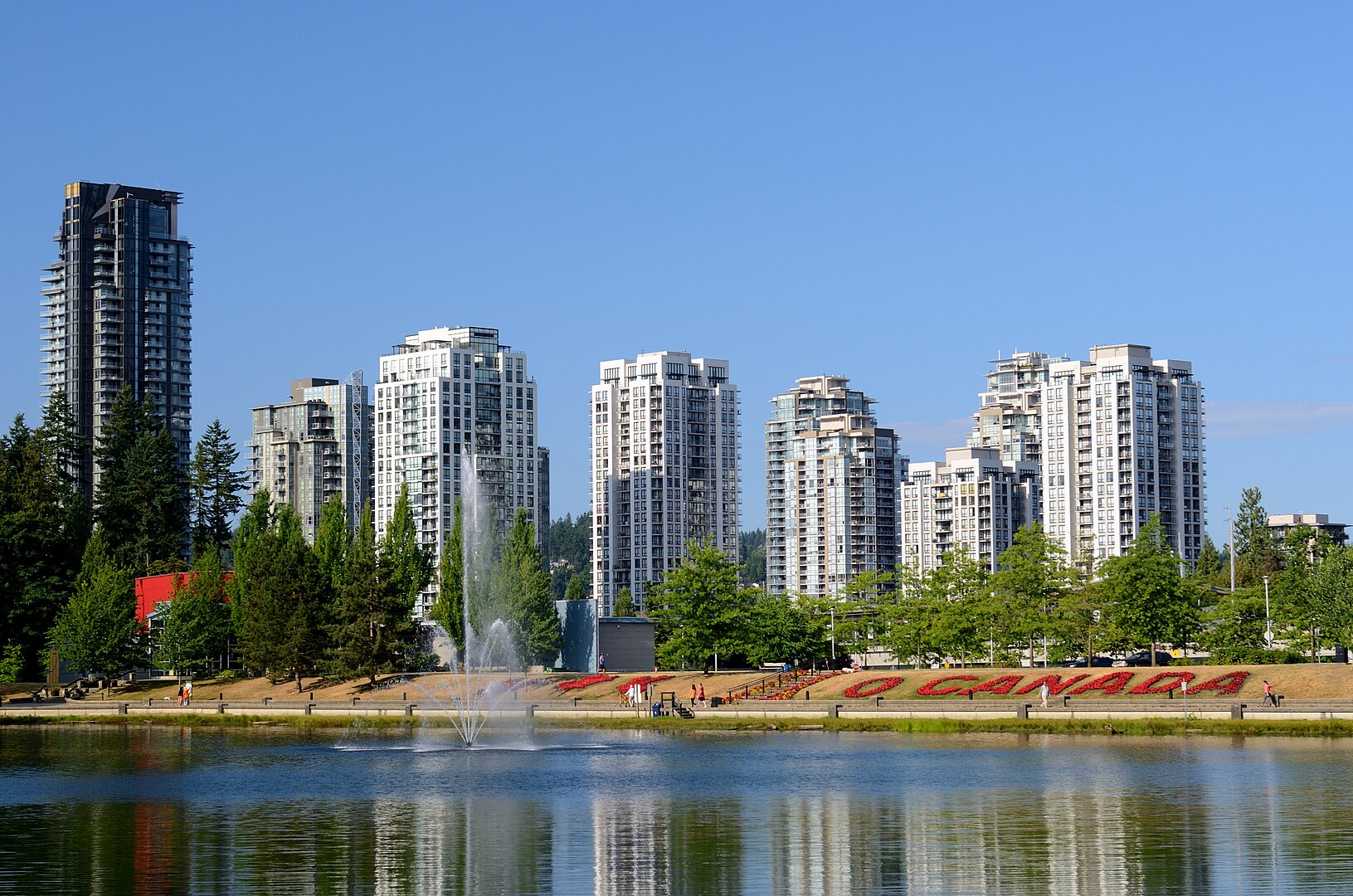 Coquitlam Centre 是結合天車交通、購物中心、學區與自然環境的現代生活圈。本文解析房價趨勢、社區特色與購屋建議，適合首購族與家庭買家。
