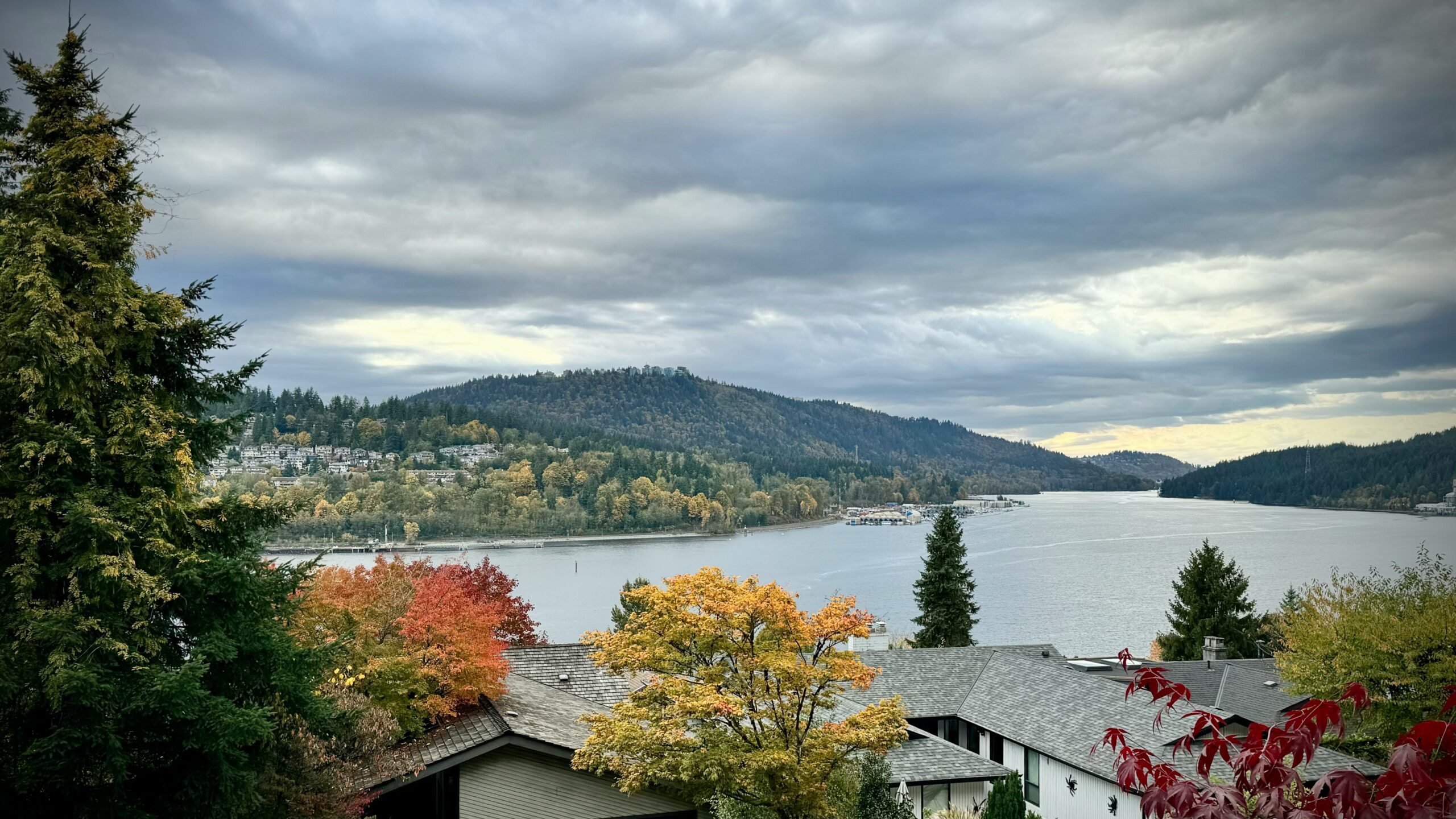 Port Moody 是大溫地區結合自然環境、學區與天車交通的宜居社區。本文深入介紹房價趨勢、社區機能與適合的購屋族群，幫助家庭與首購族做出明智選擇。