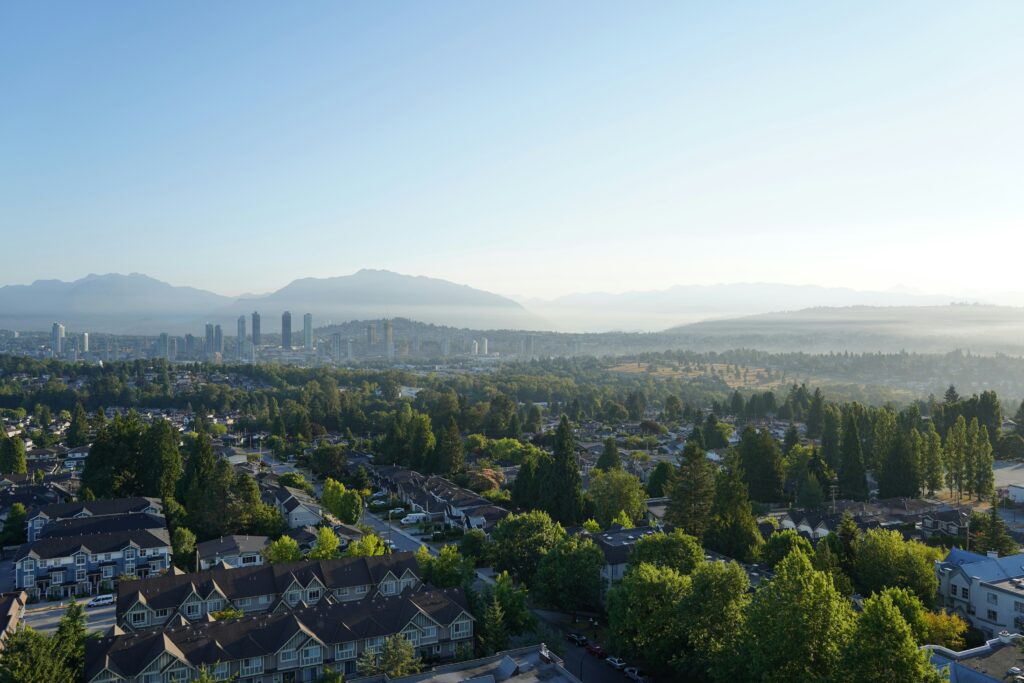 探索 Burquitlam 社區的最新房價、交通優勢與學區資源。本篇針對首購族與家庭自住者，解析為何這裡是大溫地區最受矚目的新興社區之一。