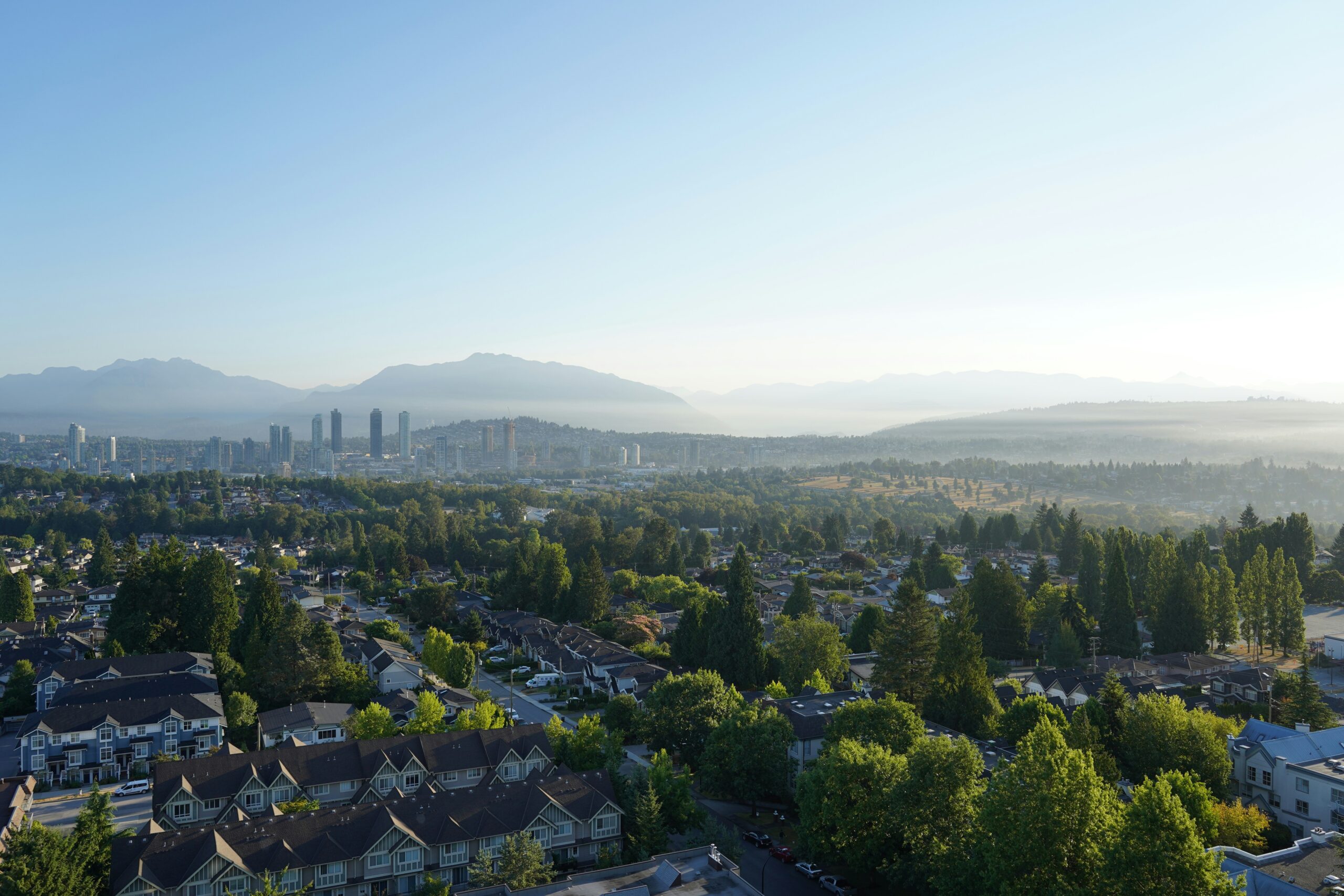 探索 Burquitlam 社區的最新房價、交通優勢與學區資源。本篇針對首購族與家庭自住者，解析為何這裡是大溫地區最受矚目的新興社區之一。